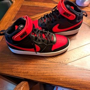SIZE 7Y Nike Court Borough Mid